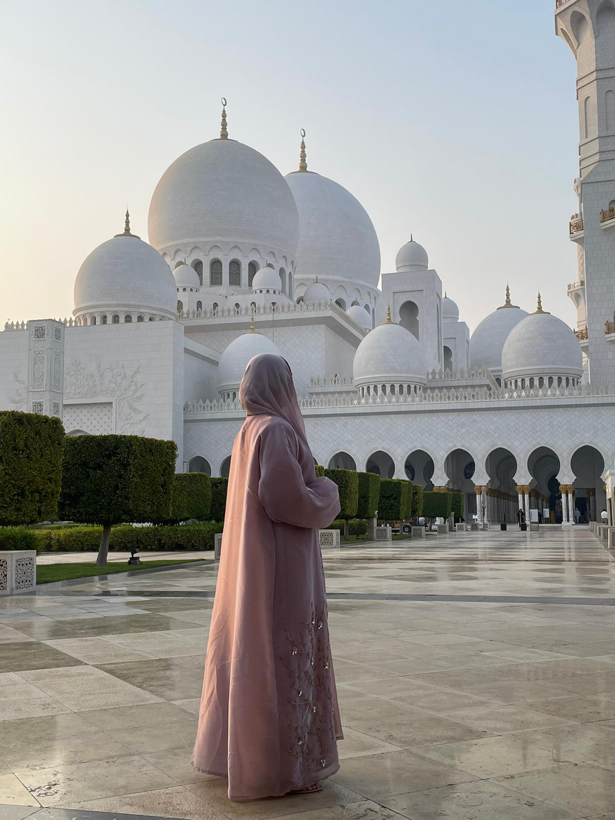 Modest Fashion Essentials: Abayas, Accessories, and Building Your Wardrobe